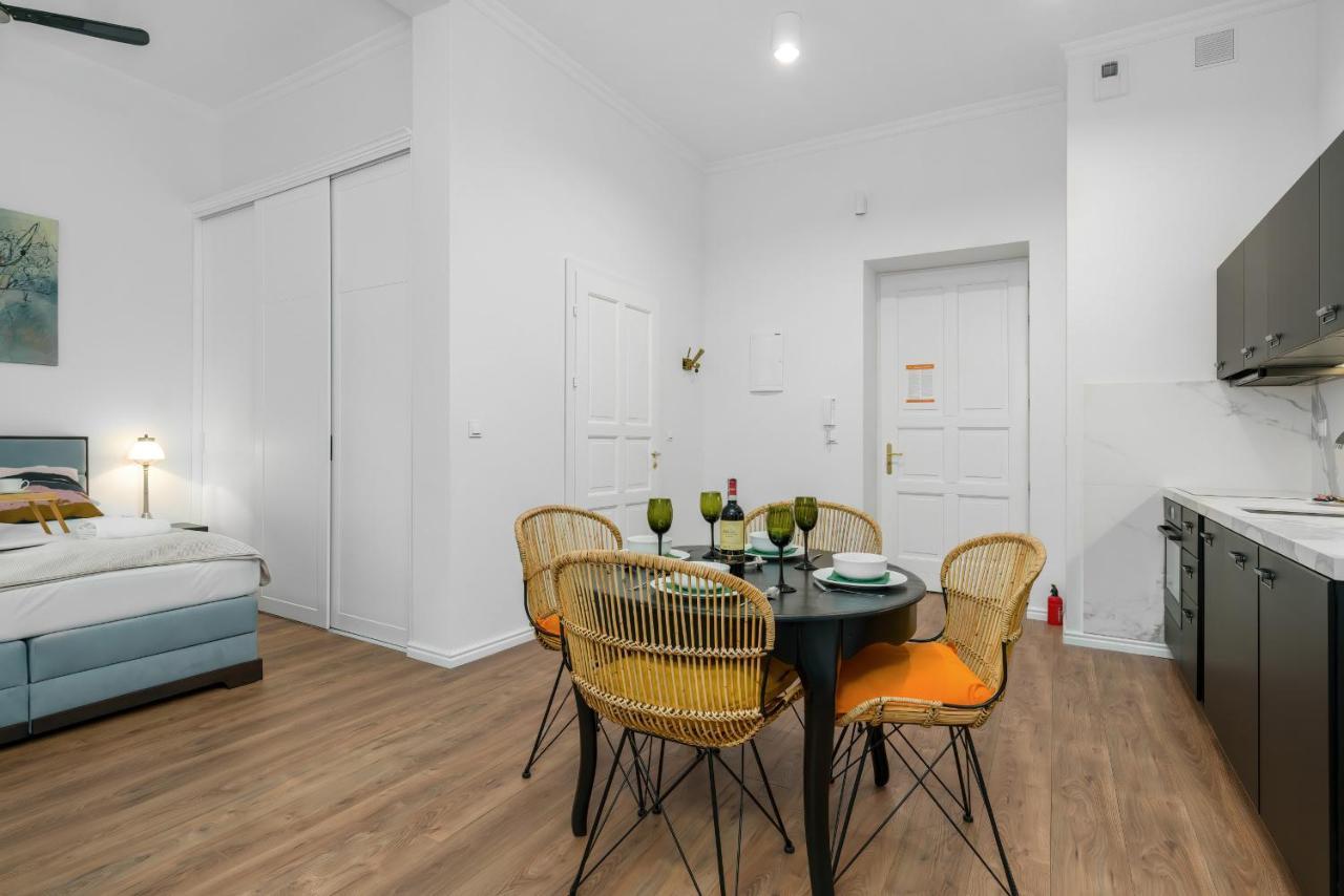 Deluxe Mtp Apartments Matejki By Noclegi Renters Познан Екстериор снимка